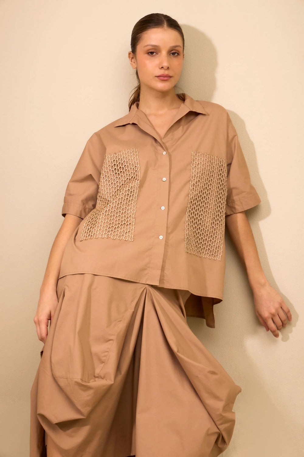Camisa Coordenada ANARIAS Atelier en kaky — detalle de bolsillos de parche en malla, vista de cerca