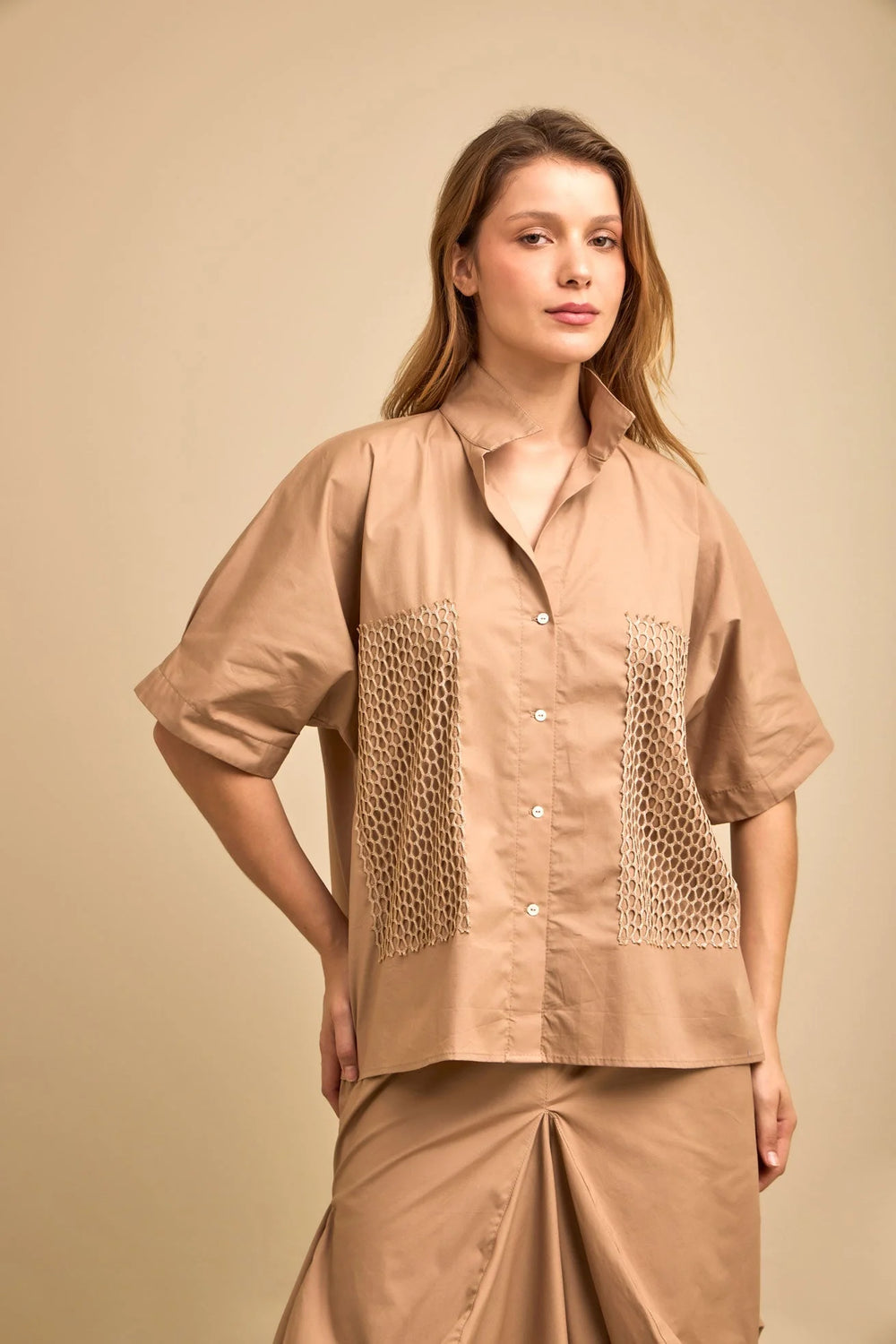 Camisa Coordenada ANARIAS Atelier — look estilizado con talla SM, vista lateral que resalta la proporción