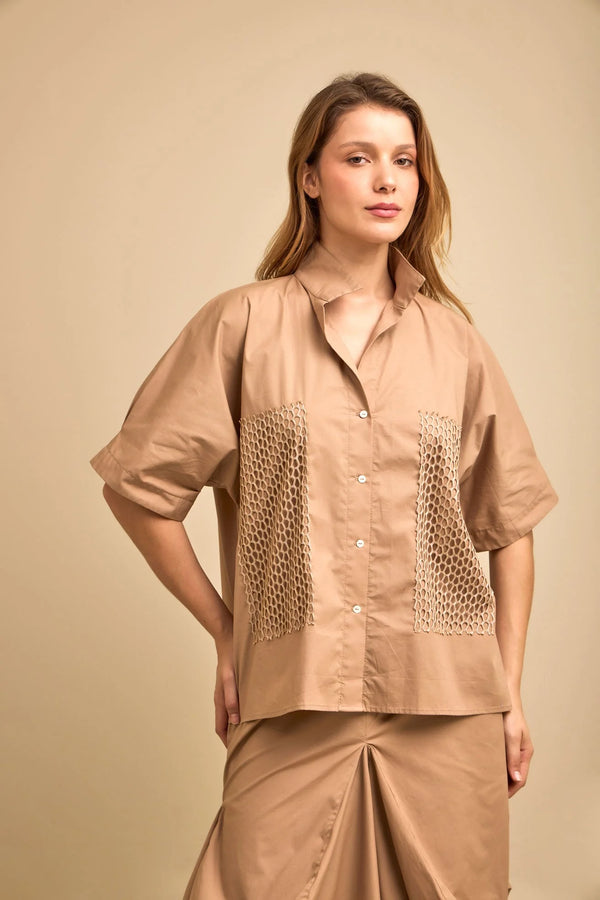 Camisa Coordenada ANARIAS Atelier — look estilizado con talla SM, vista lateral que resalta la proporción