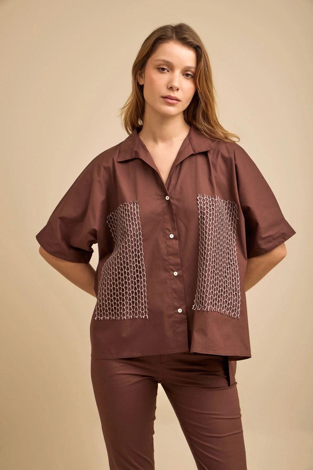 Camisa Coordenada ANARIAS Atelier en color chocolate — vista frontal, corte oversize y bolsillos de malla