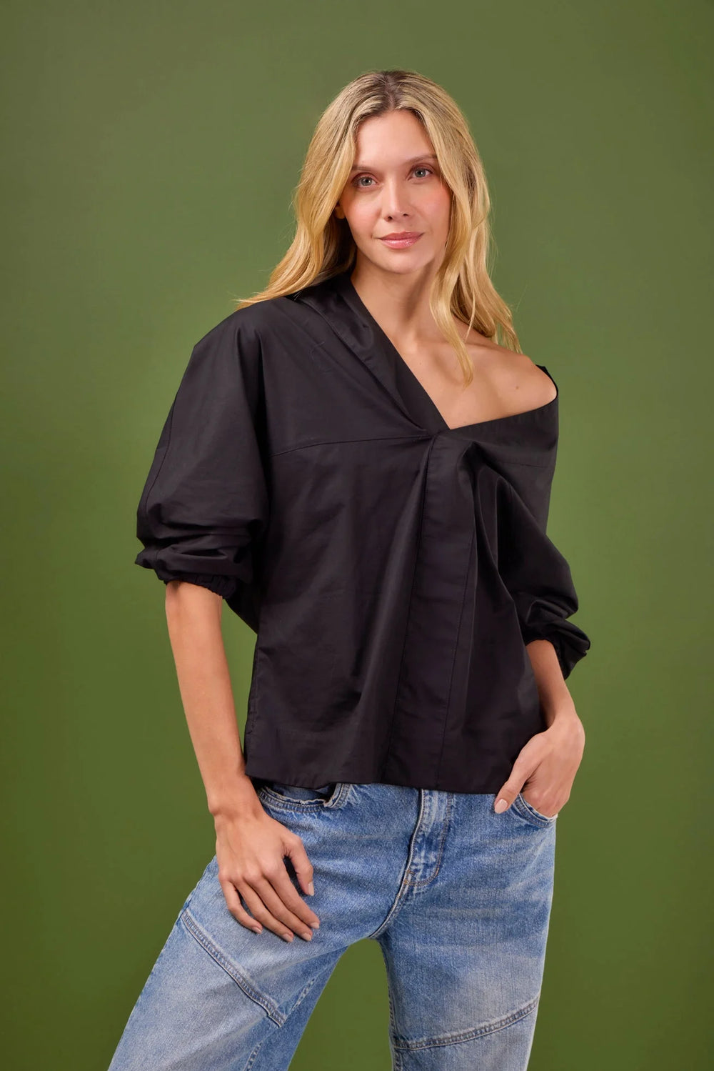Camisa Cristo Rey ANARIAS Atelier — detalle de silueta y caída en sesión editorial agosto