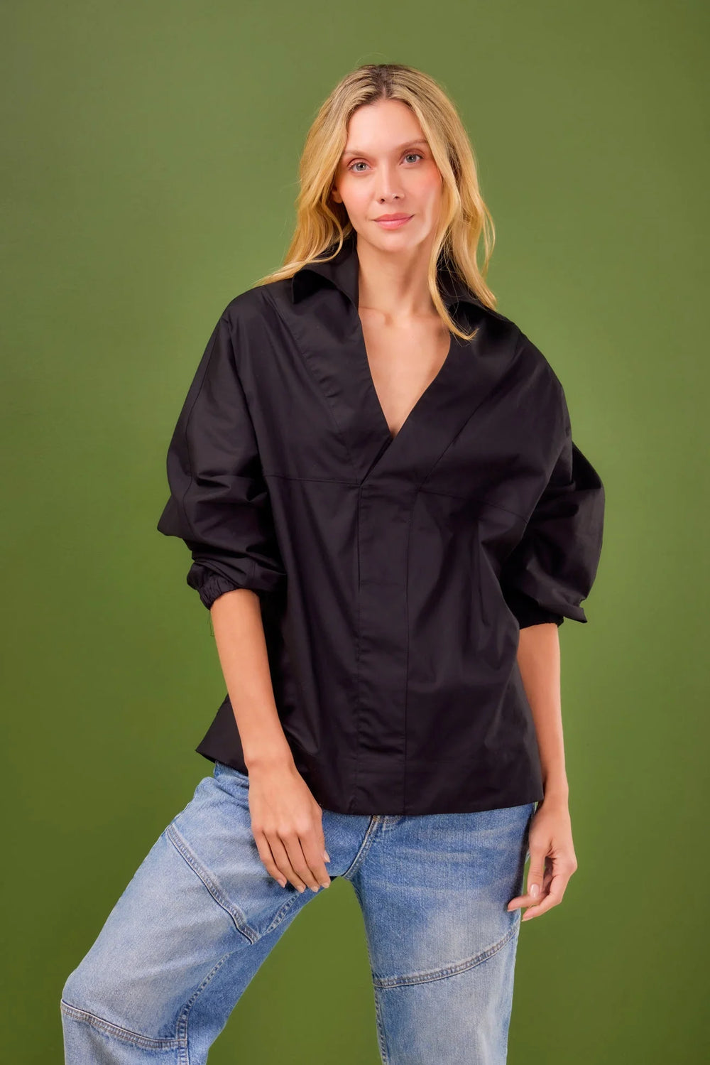 Camisa Cristo Rey ANARIAS Atelier — vista de perfil mostrando proporción y abertura lateral
