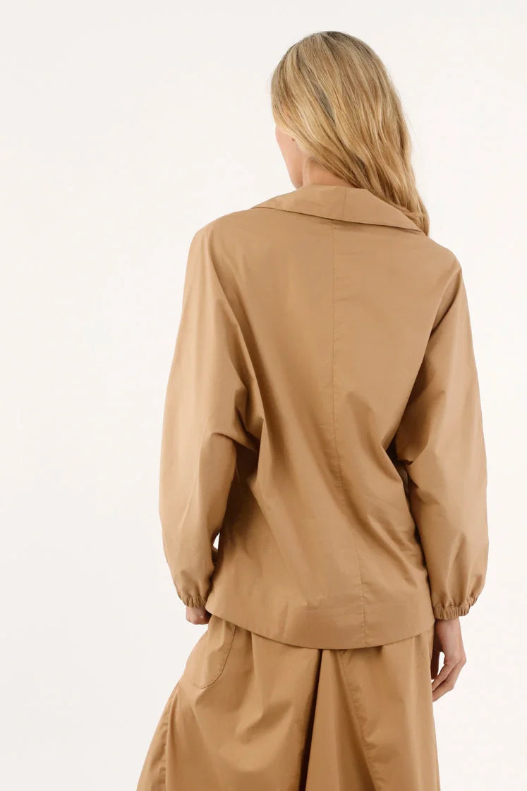 Camisa Cristo Rey ANARIAS Atelier — detalle de escote en V con cuello y estructura de hombro