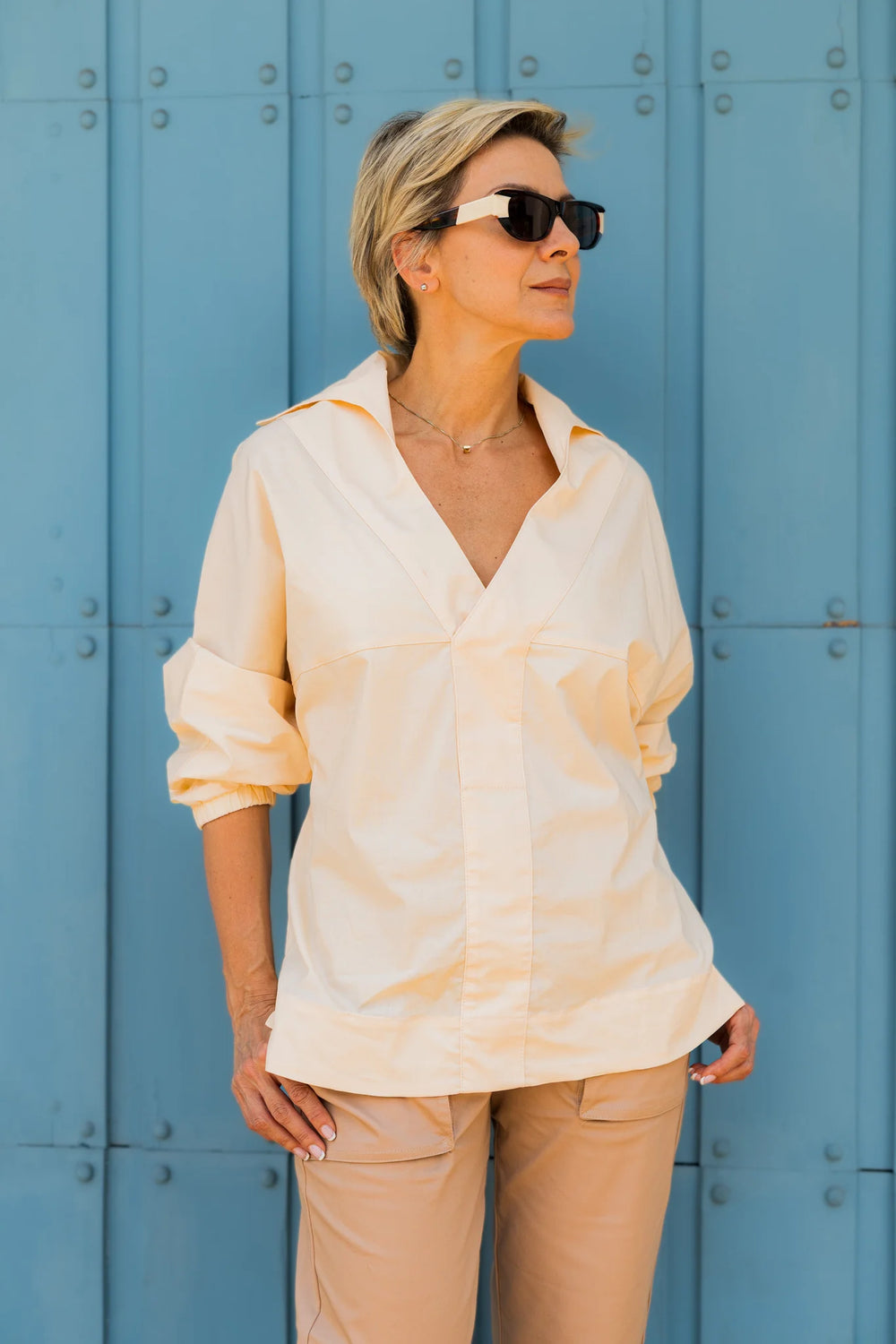 Camisa Cristo Rey ANARIAS Atelier en color Vanilla — vista frontal, modelo de pie sobre fondo neutro