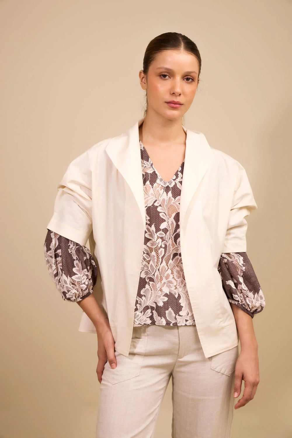 Camisa Escala ANARIAS Atelier — detalle de caída del tejido y escote
