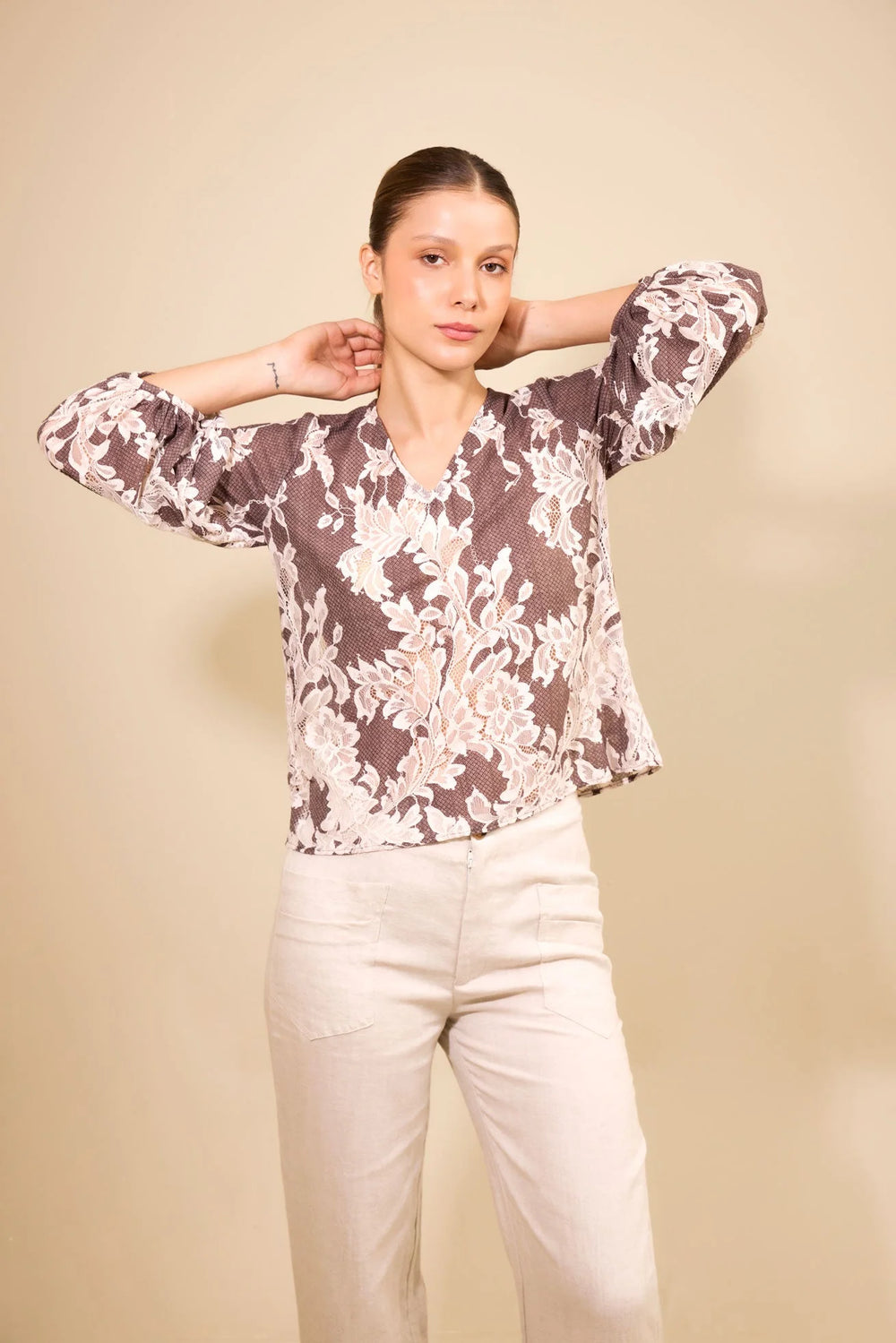 Camisa Escala ANARIAS Atelier — plano medio frontal sobre modelo