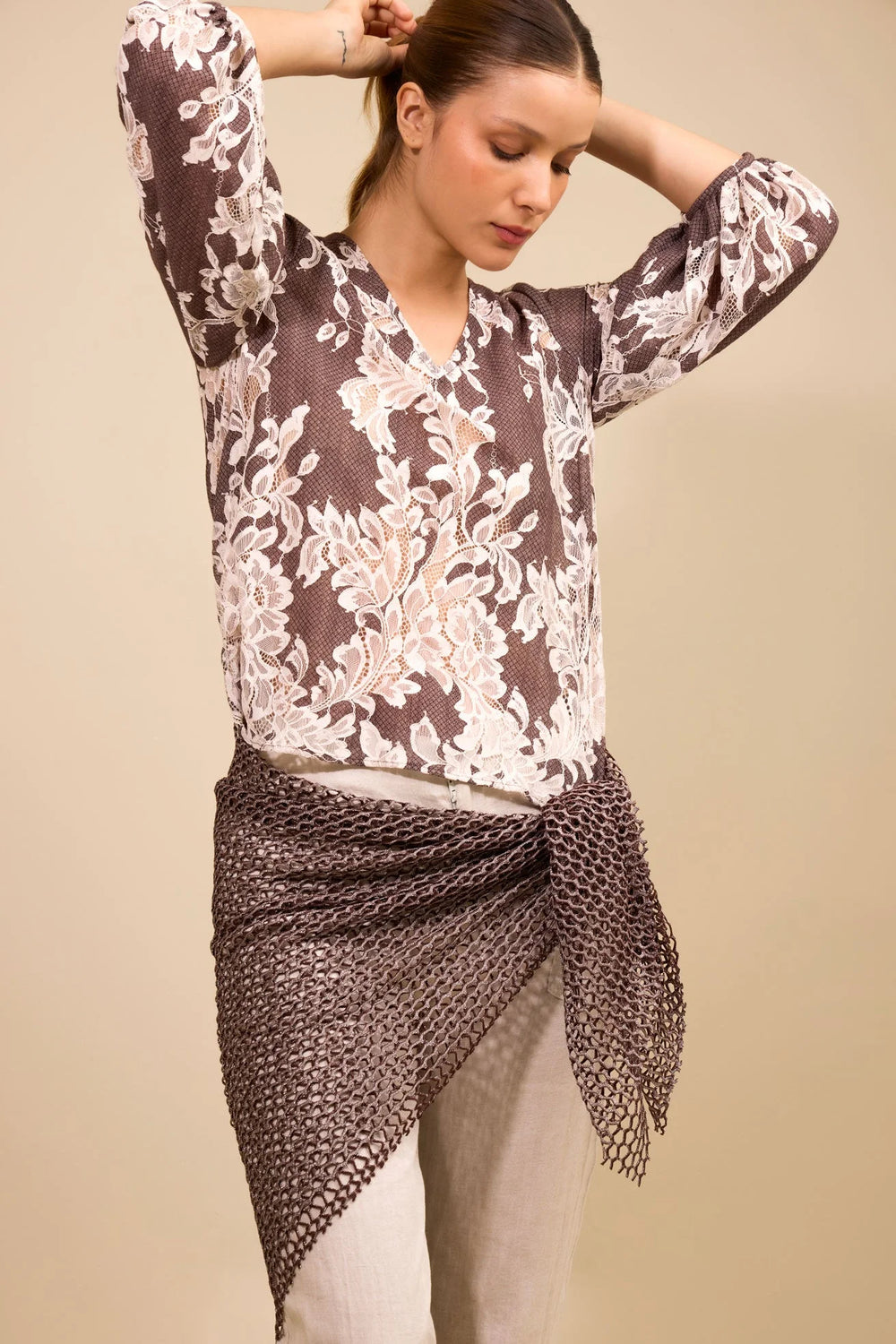 Camisa Escala ANARIAS Atelier — detalle de manga tres cuartos y acabado de borde