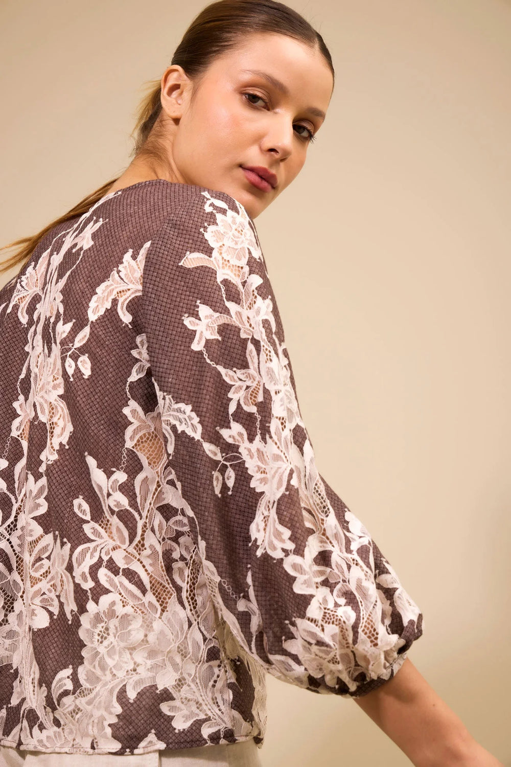 Camisa Escala ANARIAS Atelier — vista de conjunto, look editorial completo