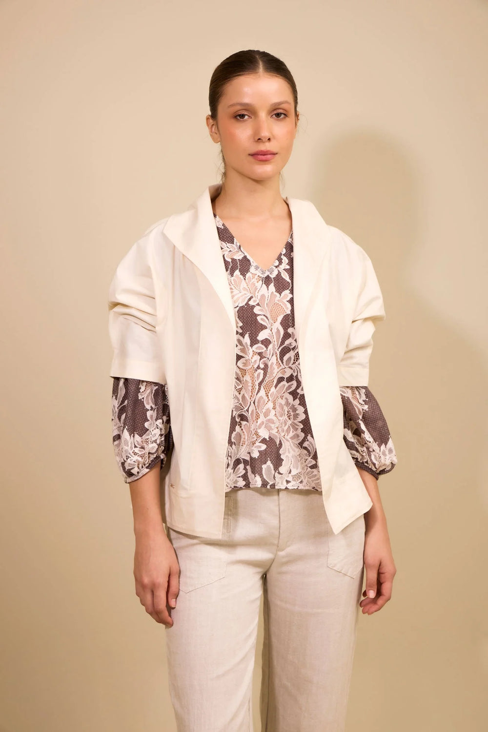 Camisa Escala ANARIAS Atelier — plano posterior que muestra la línea y caída