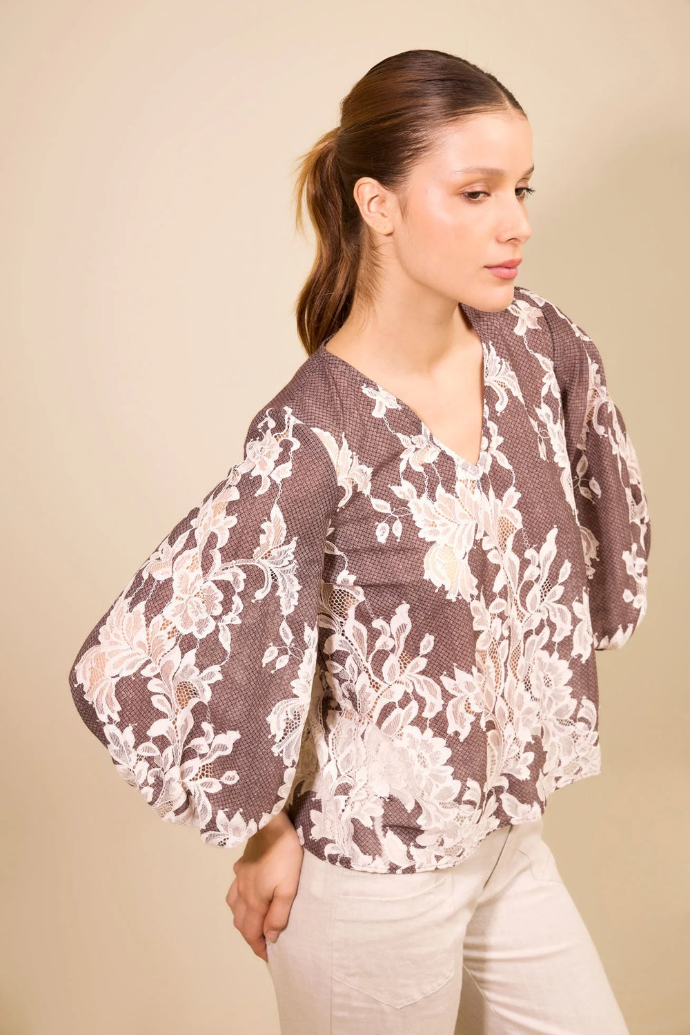 Camisa Escala ANARIAS Atelier — vista frontal, escote en V y manga tres cuartos