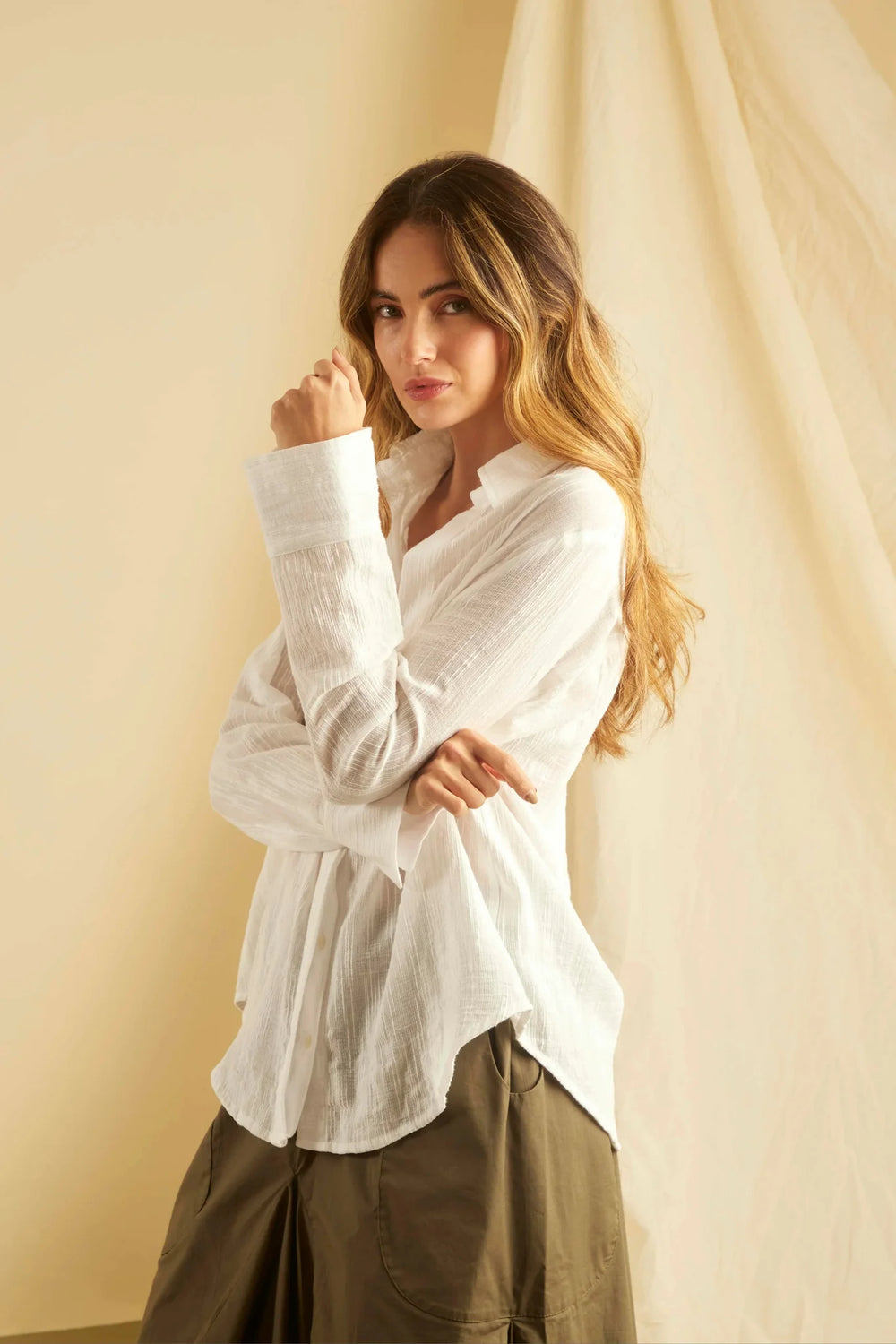 Camisa Esplendor ANARIAS Atelier — vista trasera con línea limpia y puño definido