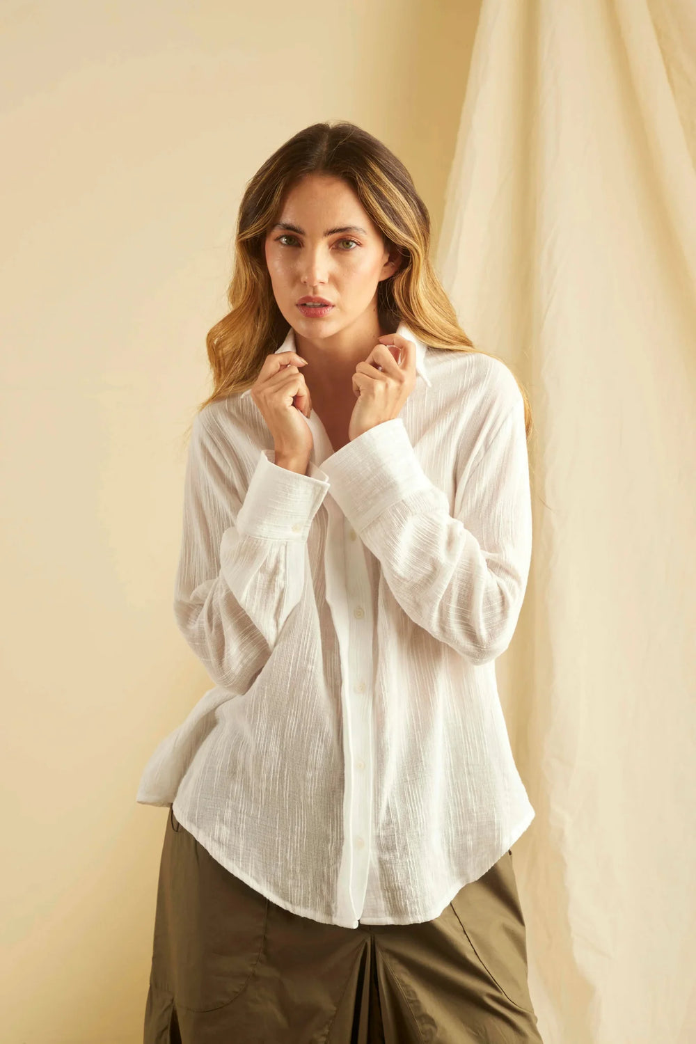 Camisa Esplendor ANARIAS Atelier — vista frontal con abotonadura escondida y tejido de algodón