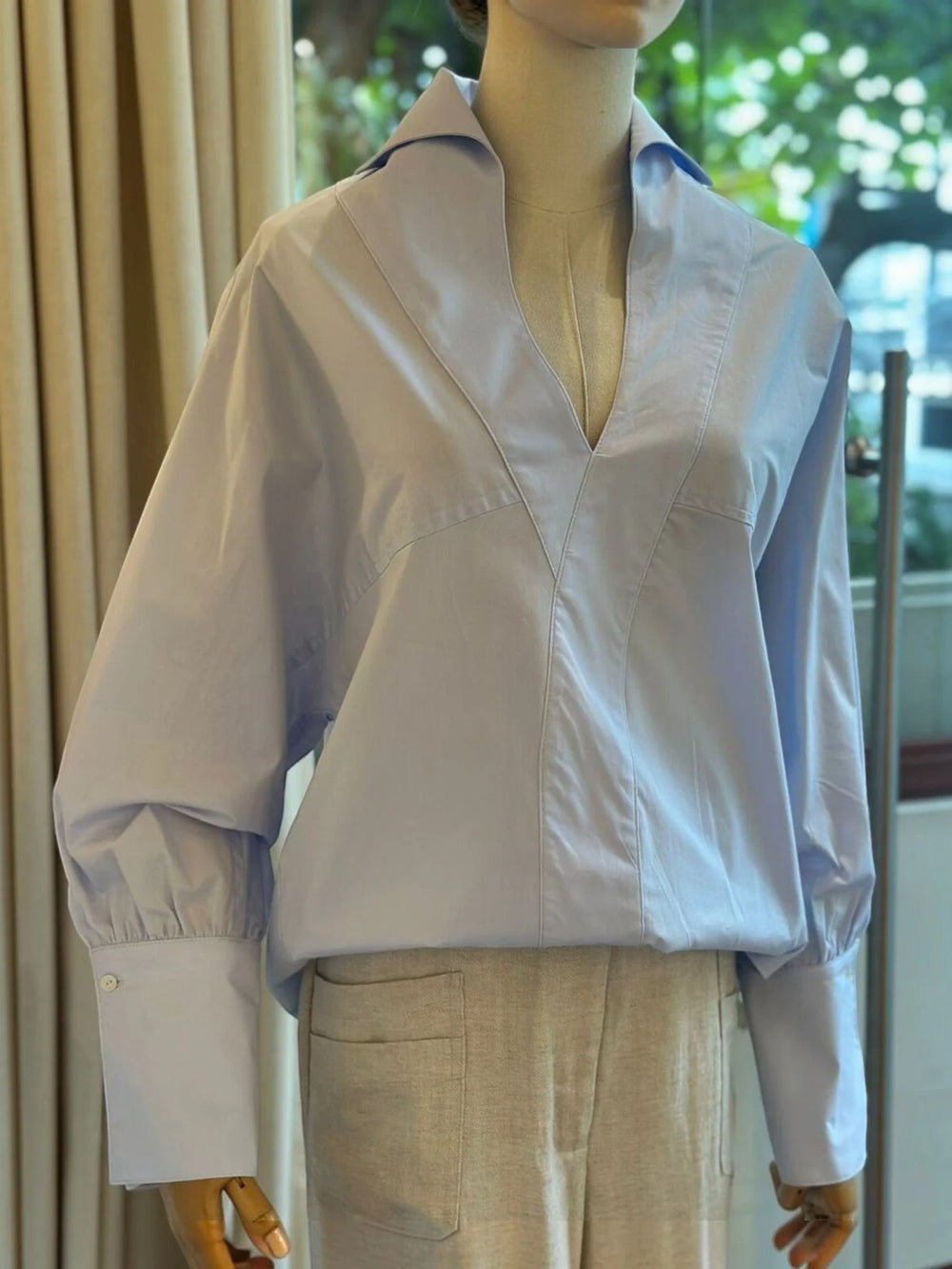 Camisa Firenze colección LATIDO — corte asimétrico, más largo en espalda, vista lateral