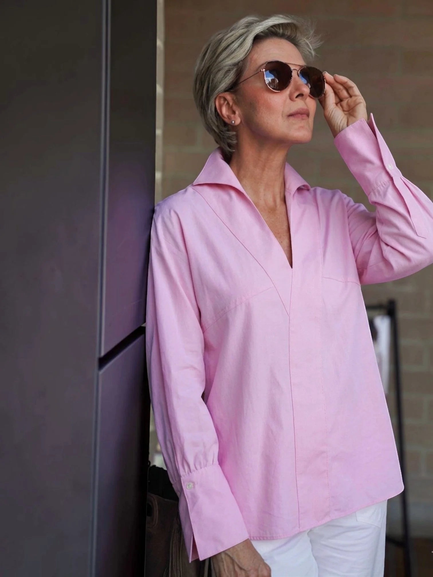 Camisa Firenze ANARIAS Atelier — composición editorial de la collab, ambos colores disponibles