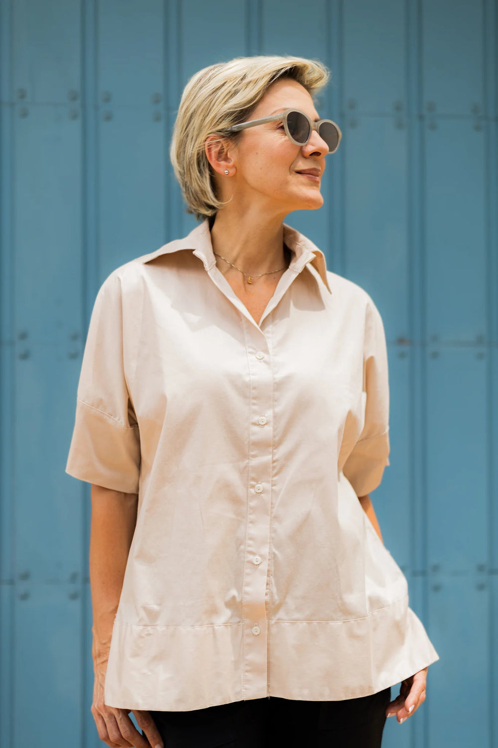 Camisa Herencia ANARIAS Atelier — detalle de abotonadura escondida y cuello camisero