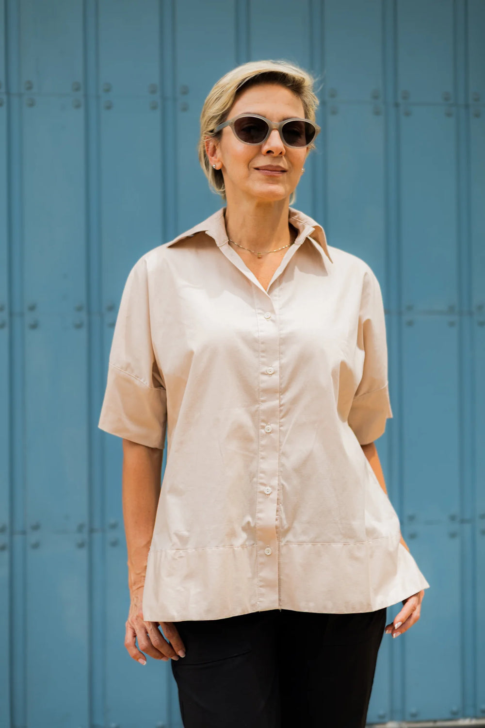 Camisa Herencia ANARIAS Atelier en versión rayas — vista frontal sobre modelo