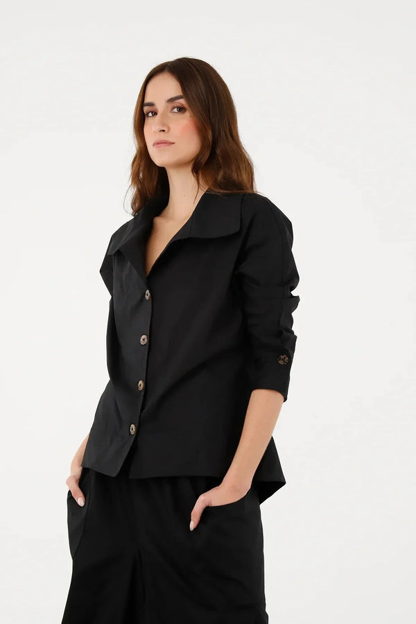 Camisa Lucía ANARIAS Atelier en color negro — detalle del puño y acabado de manga