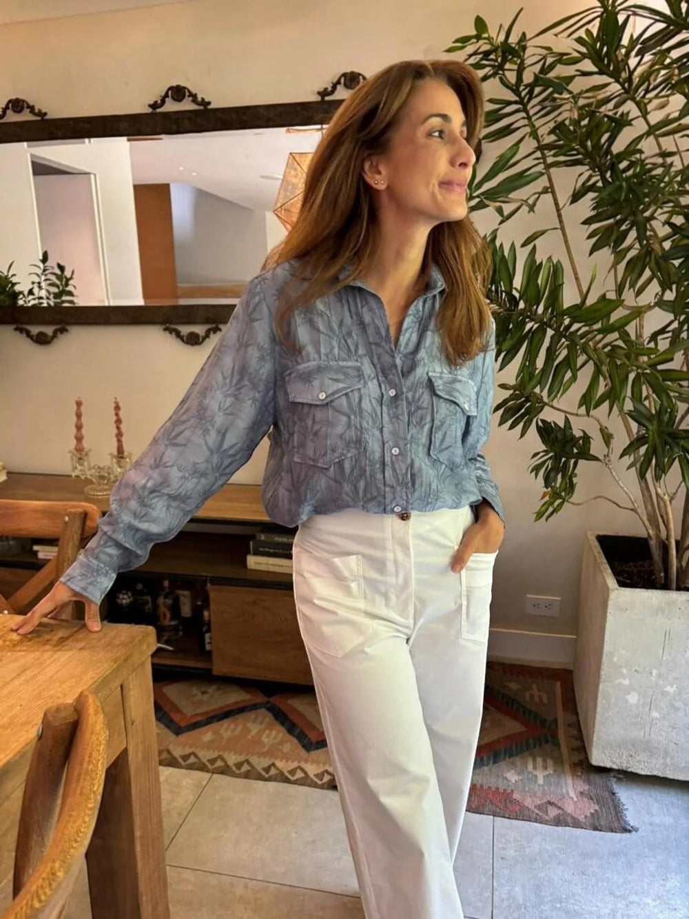 Camisa Migrante ANARIAS Atelier — detalle de bolsillos con tapas y abotonadura a la vista
