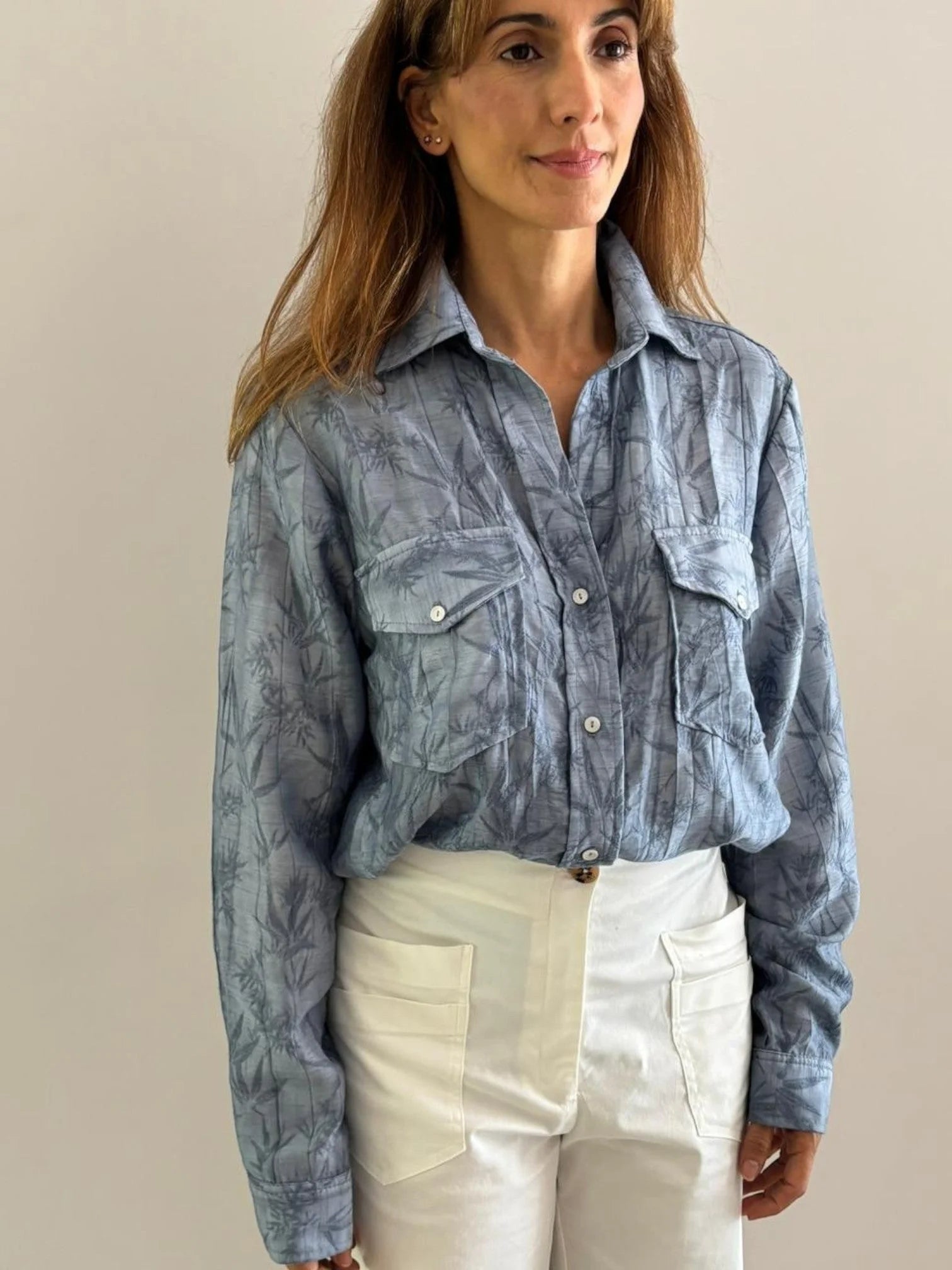 Camisa Migrante ANARIAS Atelier — detalle del tejido con relieve en hoja, color Sand