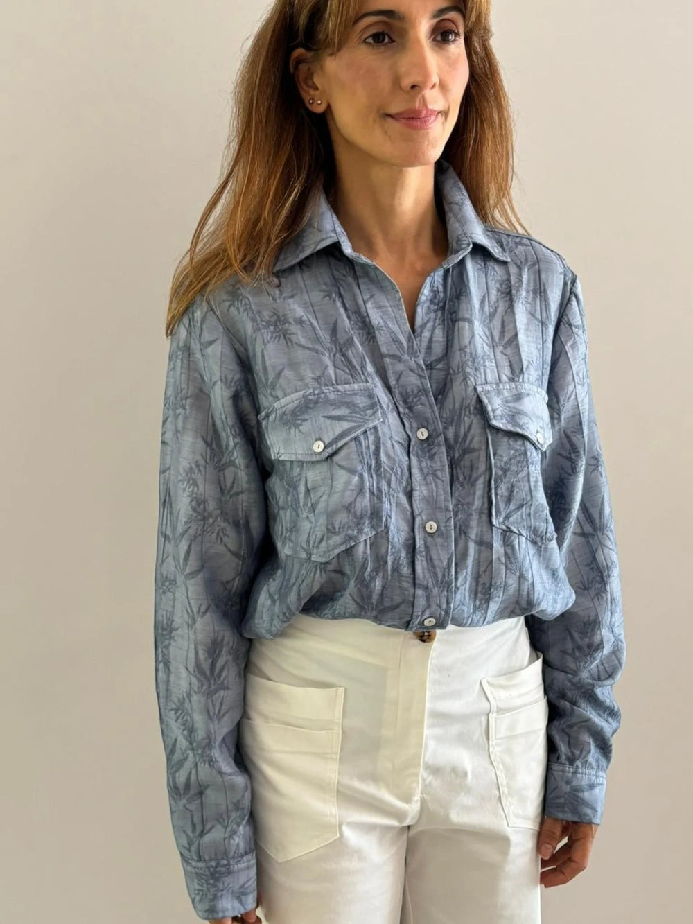 Camisa Migrante ANARIAS Atelier — detalle del tejido con relieve en hoja, color Sand