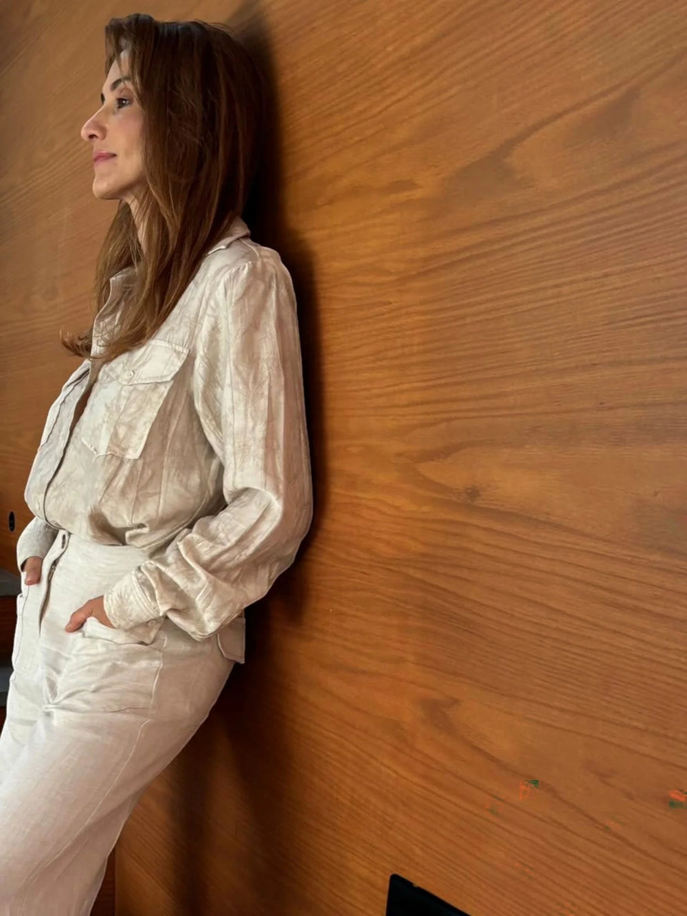 Camisa Migrante ANARIAS Atelier — vista lateral que muestra la caída y silueta de la pieza