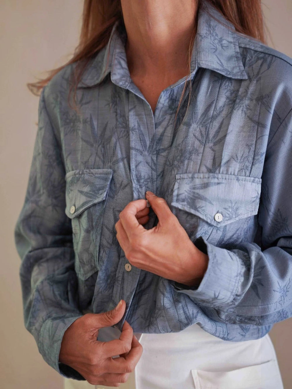 Camisa Migrante ANARIAS Atelier en color Blue — vista de tres cuartos, detalle del corte