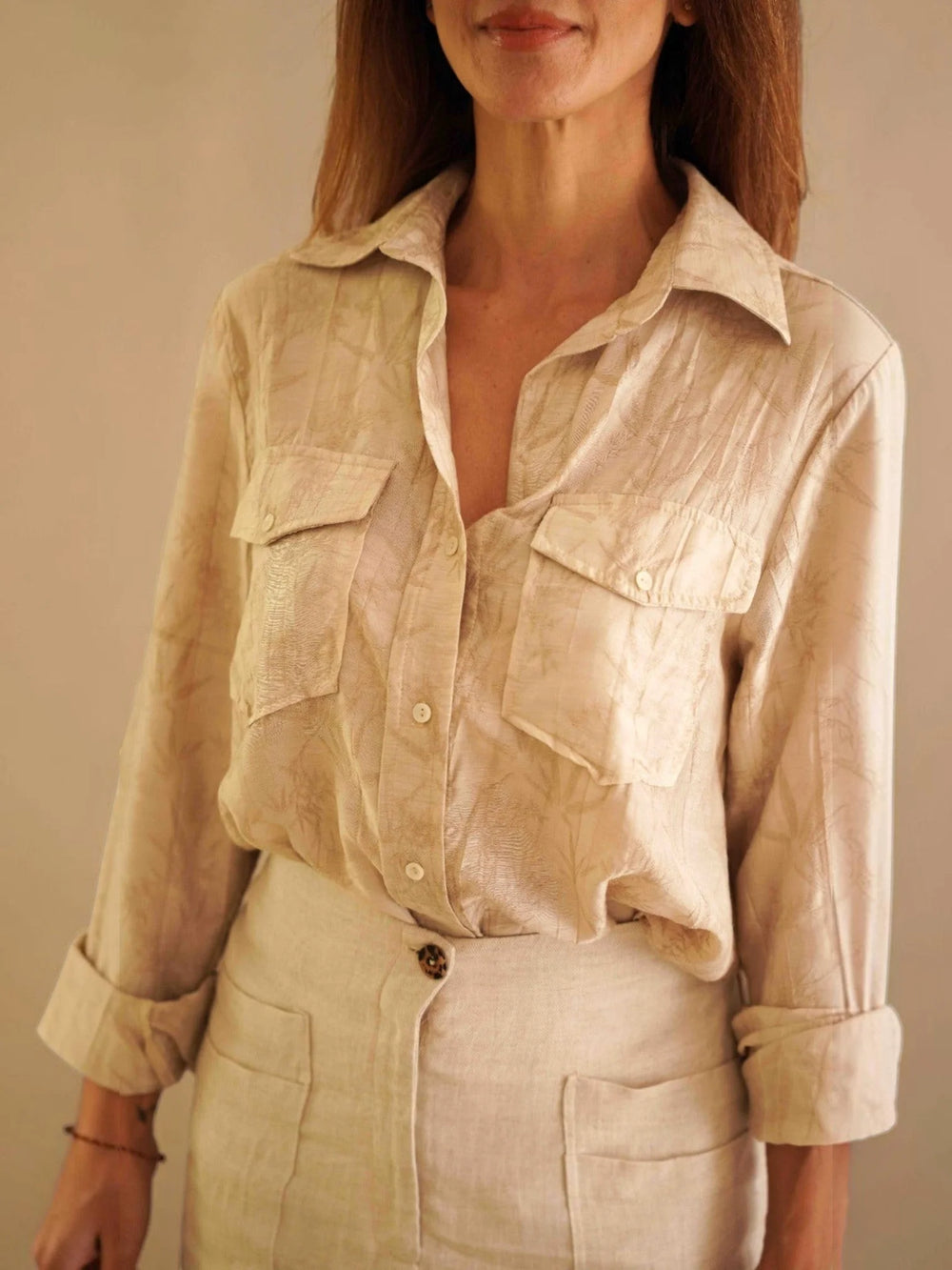 Camisa Migrante ANARIAS Atelier — look completo con camisa en color Sand, vista de cuerpo entero