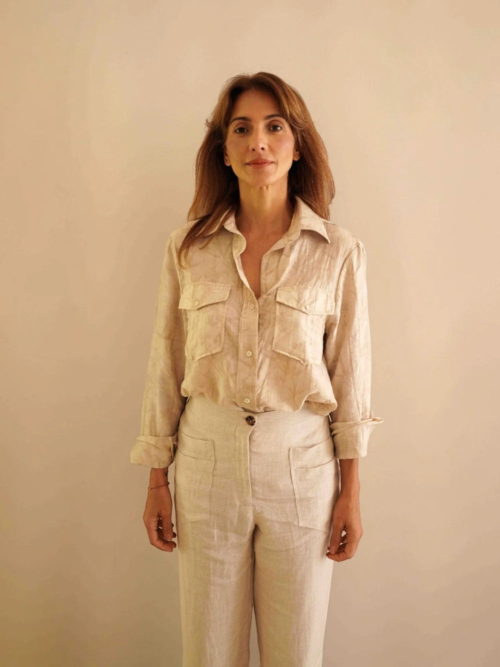 Camisa Migrante ANARIAS Atelier en color Sand — vista frontal, tejido con relieve en forma de hojas