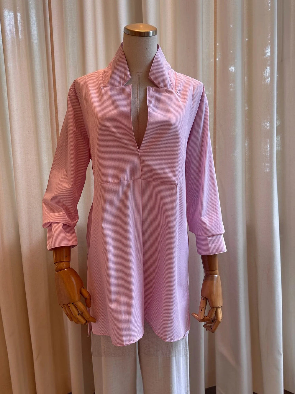 Camisa Milano ANARIAS Atelier — vista lateral rayas rosa, caída blusón