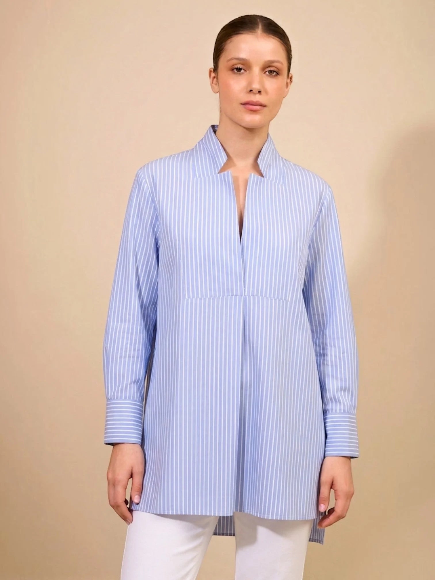 Camisa Milano ANARIAS x Karen Moreinis — vista frontal, rayas azul, cuello smoking abierto