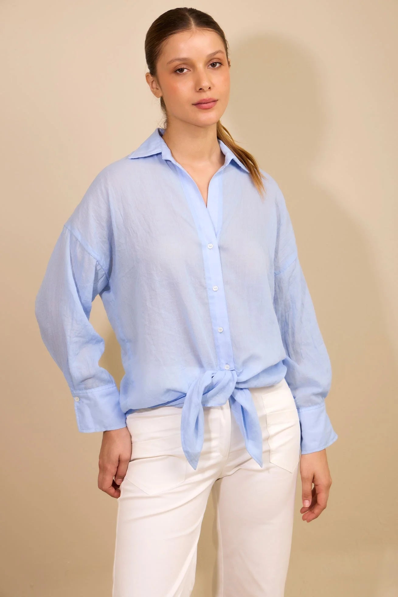 Camisa Navegante ANARIAS Atelier en sky blue — vista frontal con nudo en cintura, fondo neutro