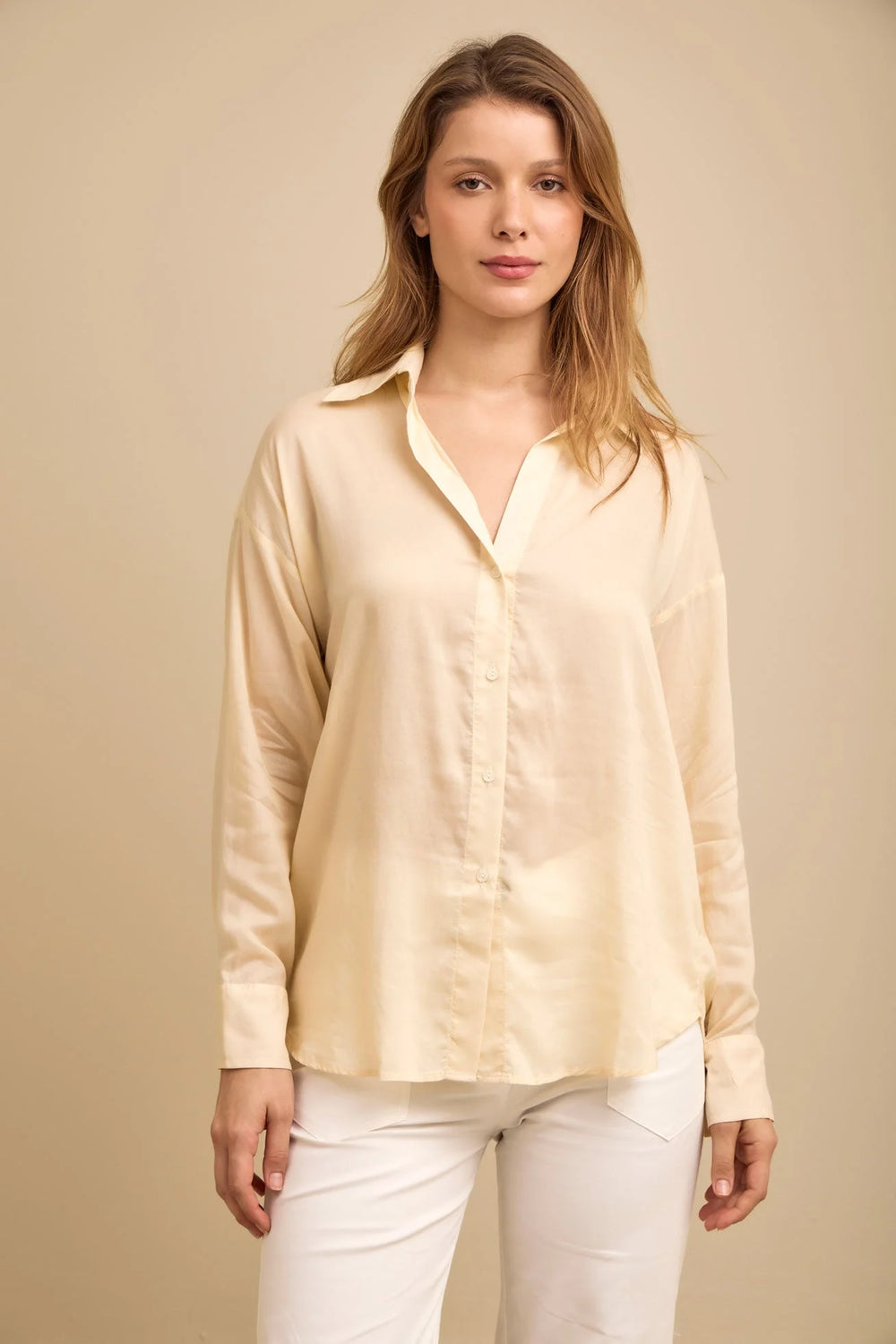 Camisa Odisea ANARIAS Atelier Taupe — detalle de puño y caída del tejido Lyocell