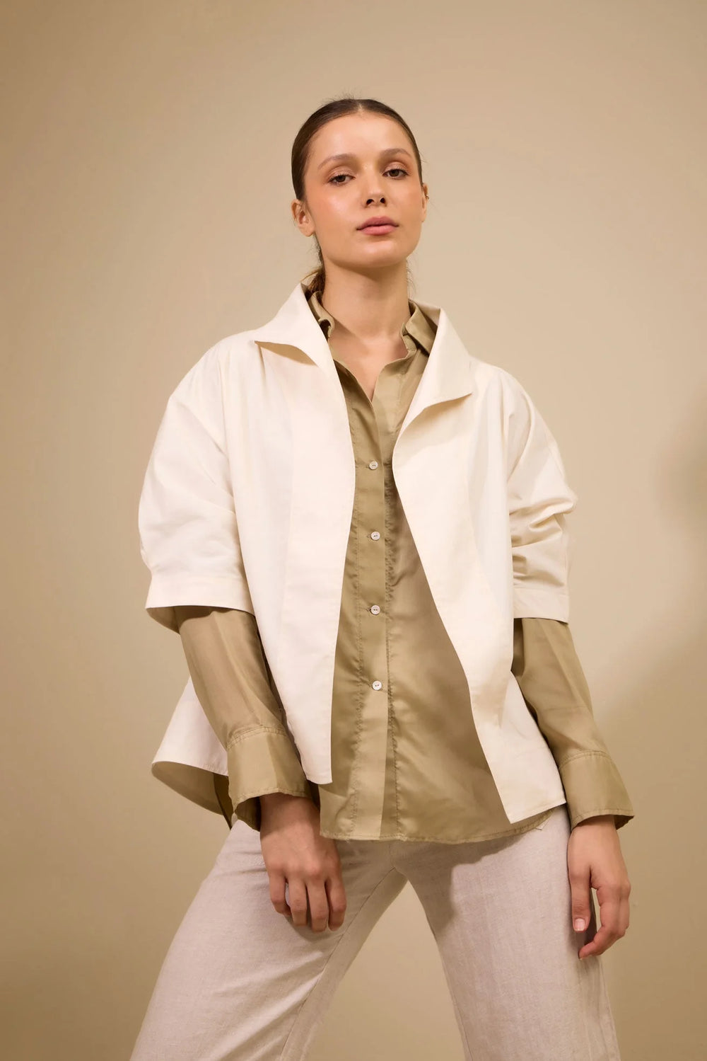 Camisa Odisea ANARIAS Atelier Vanilla — vista lateral que muestra proporción y silueta