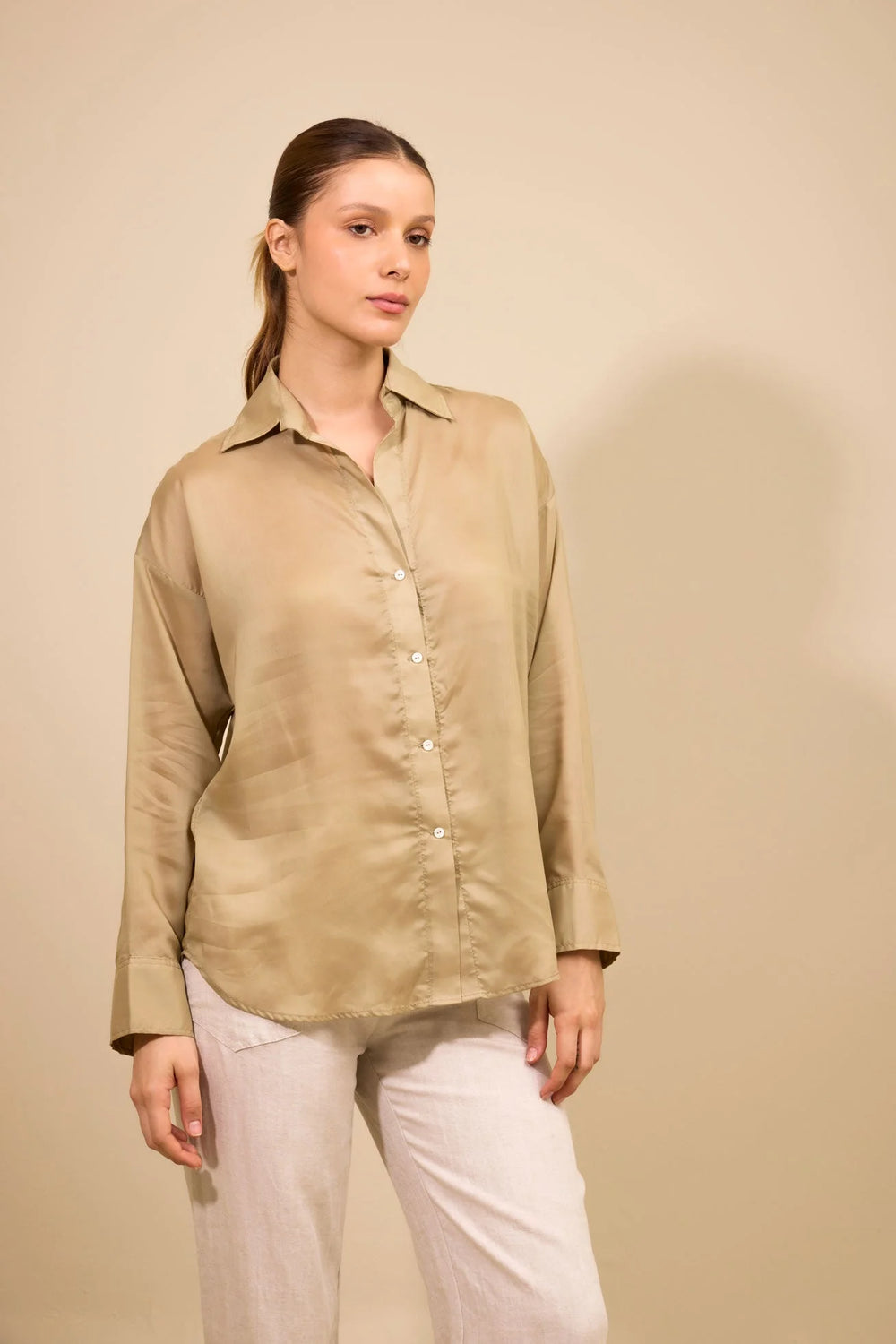 Camisa Odisea ANARIAS Atelier — detalle de transparencia y brillo sutil del Lyocell
