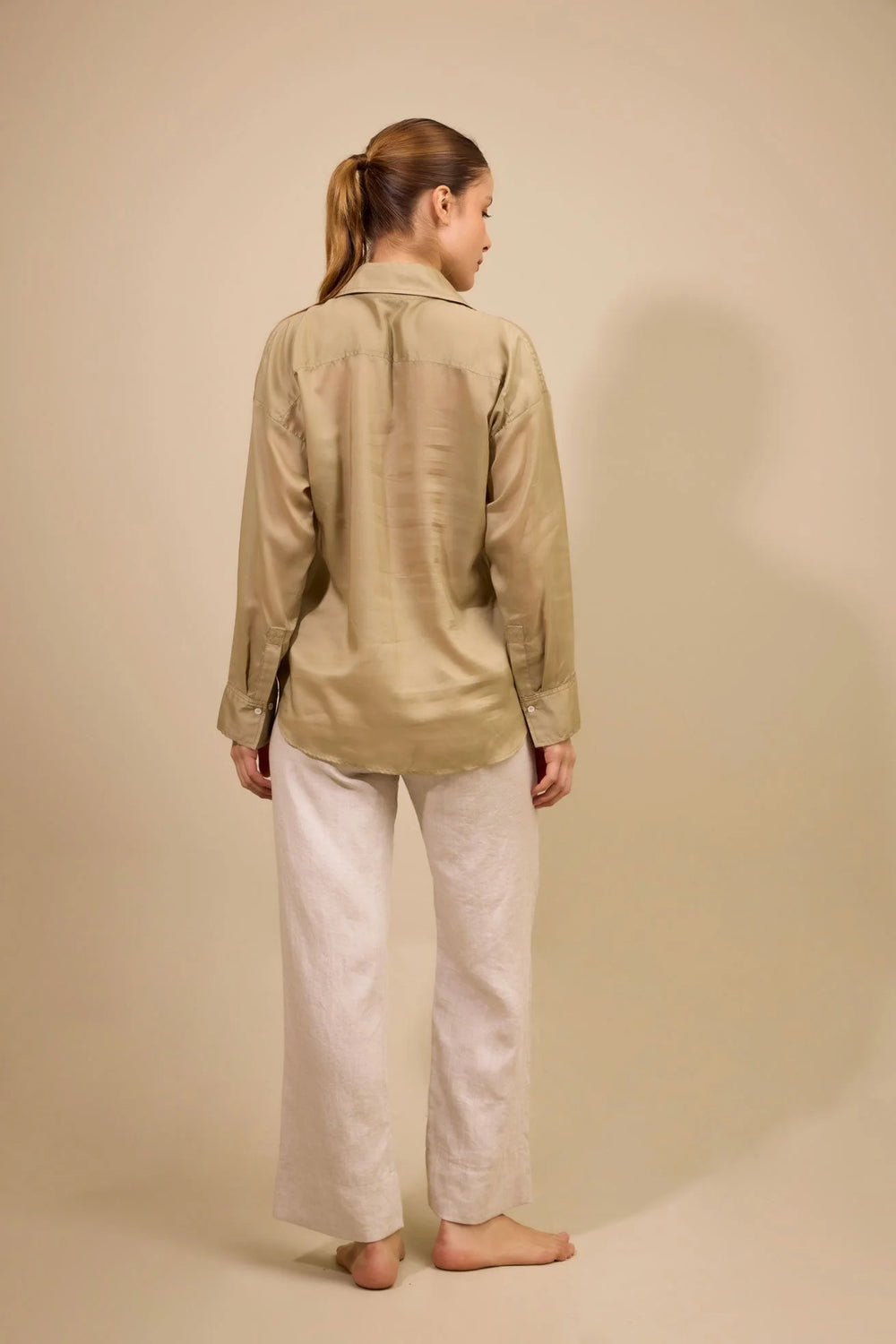 Camisa Odisea ANARIAS Atelier — estilismo con camisa amarrada al frente