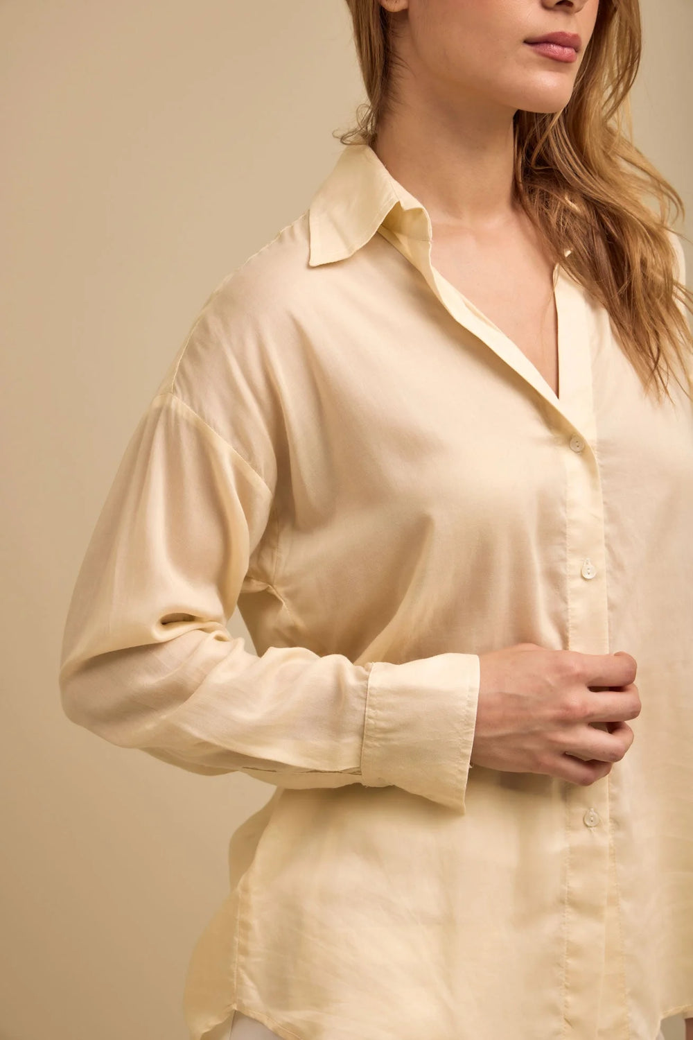 Camisa Odisea ANARIAS Atelier — vista posterior con camisa cruzada en la espalda