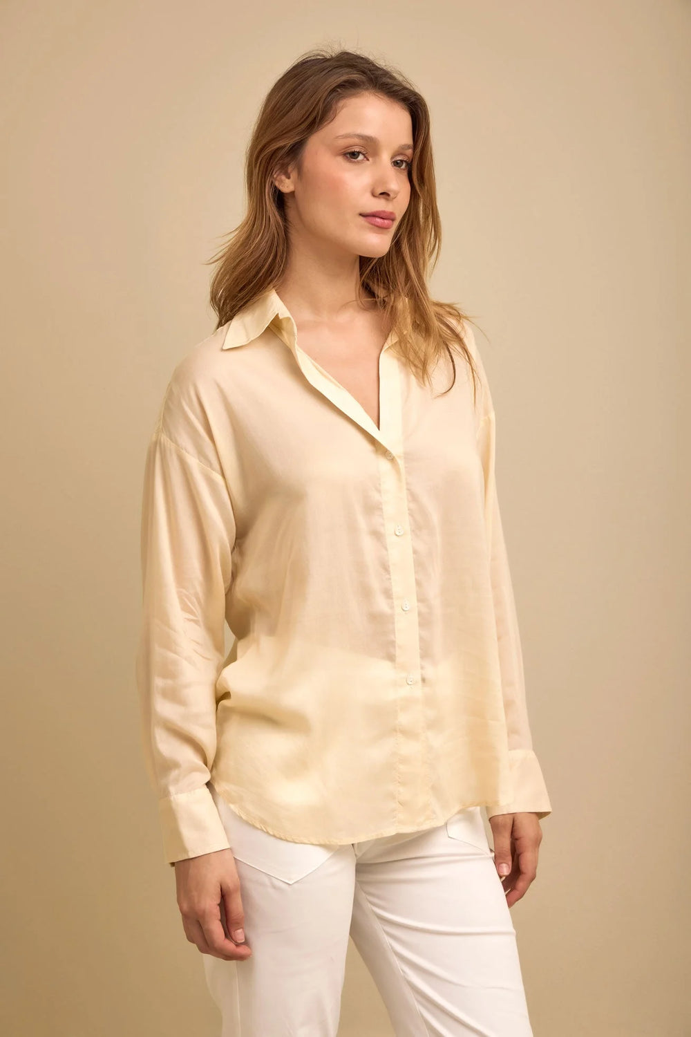 Camisa Odisea ANARIAS Atelier en color Taupe — vista frontal, manga larga con abotonadura a la vista