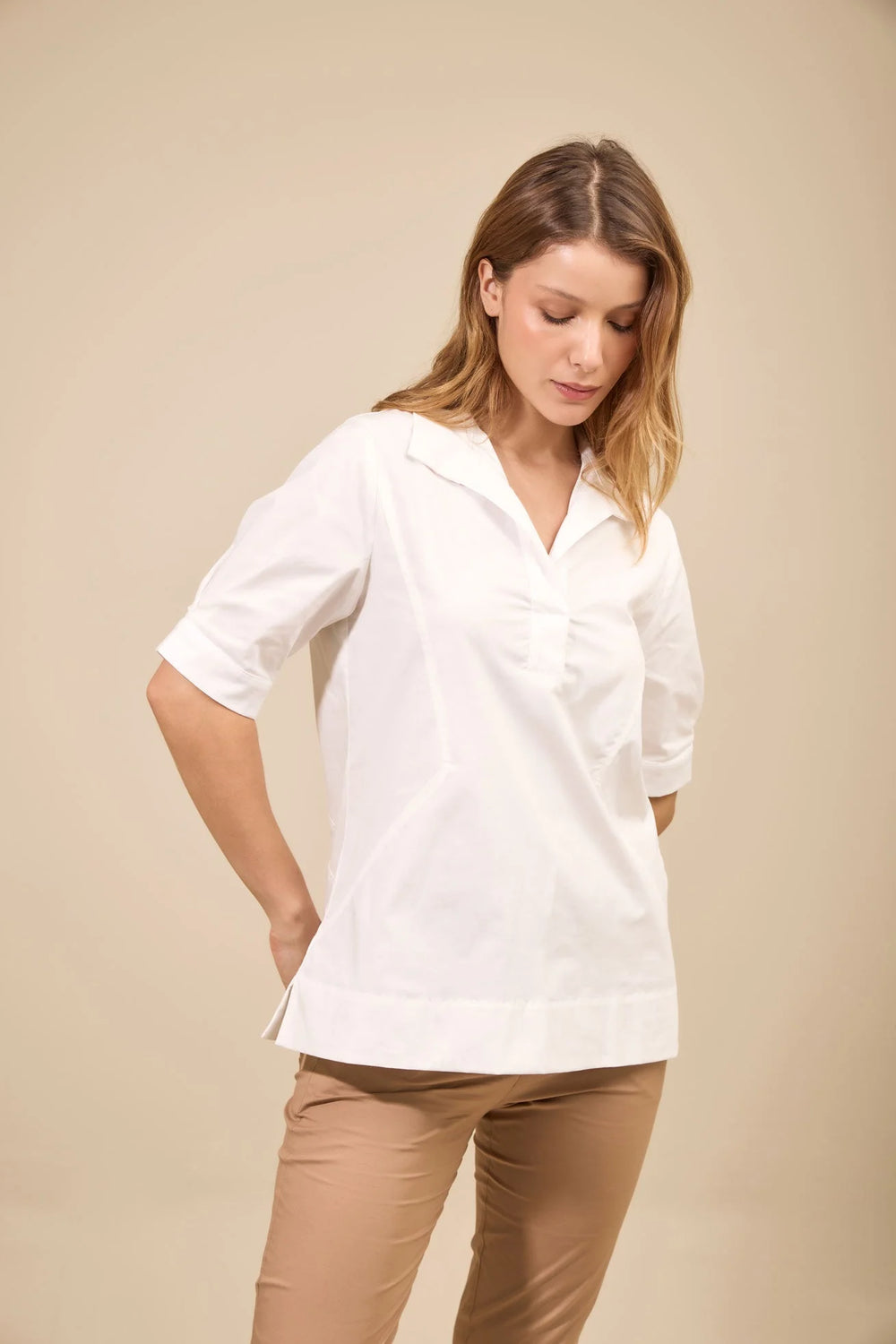 Camisa Parada ANARIAS Atelier — detalle de manga corta con pliegues estructurados