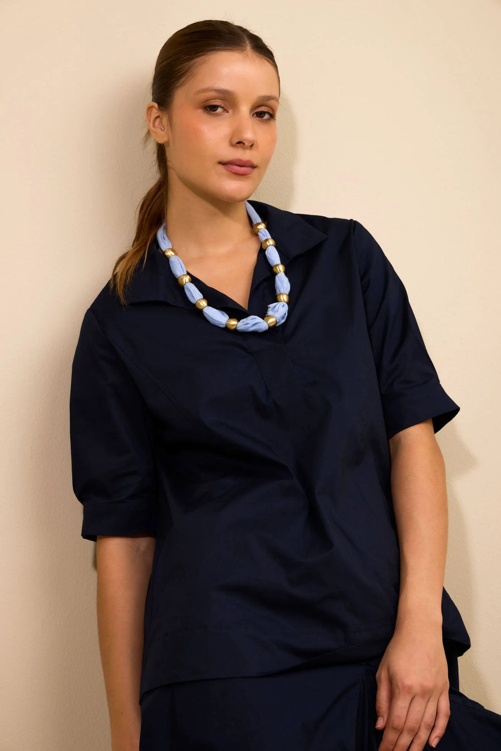 Camisa Parada ANARIAS Atelier en color Cotton — vista frontal completa sobre fondo neutro