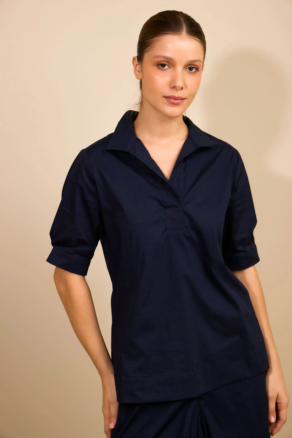 Camisa Parada ANARIAS Atelier — detalle de cortes frontales y abertura lateral
