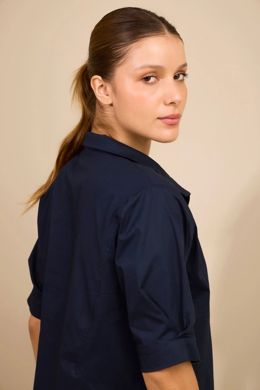 Camisa Parada ANARIAS Atelier en Cotton — plano medio con detalle de cuello y manga