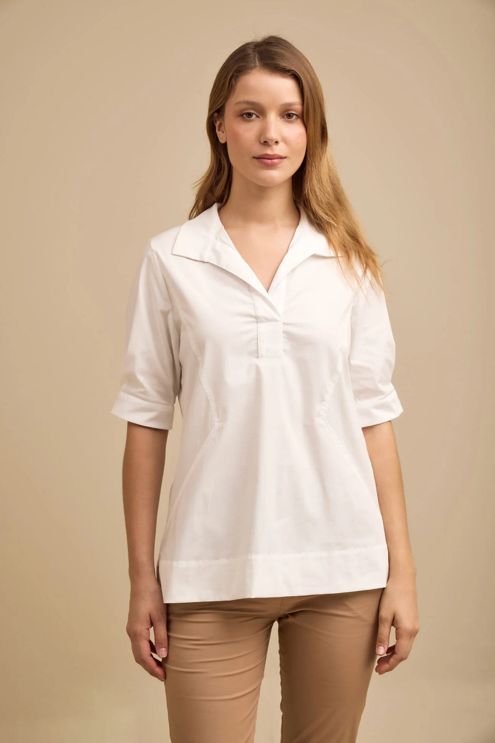 Camisa Parada ANARIAS Atelier en color Navy — vista frontal con cuello alto erguido