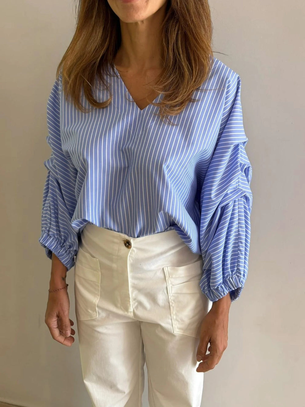 Camisa Periplo ANARIAS Atelier — detalle de manga ranglán tres cuartos con resorte