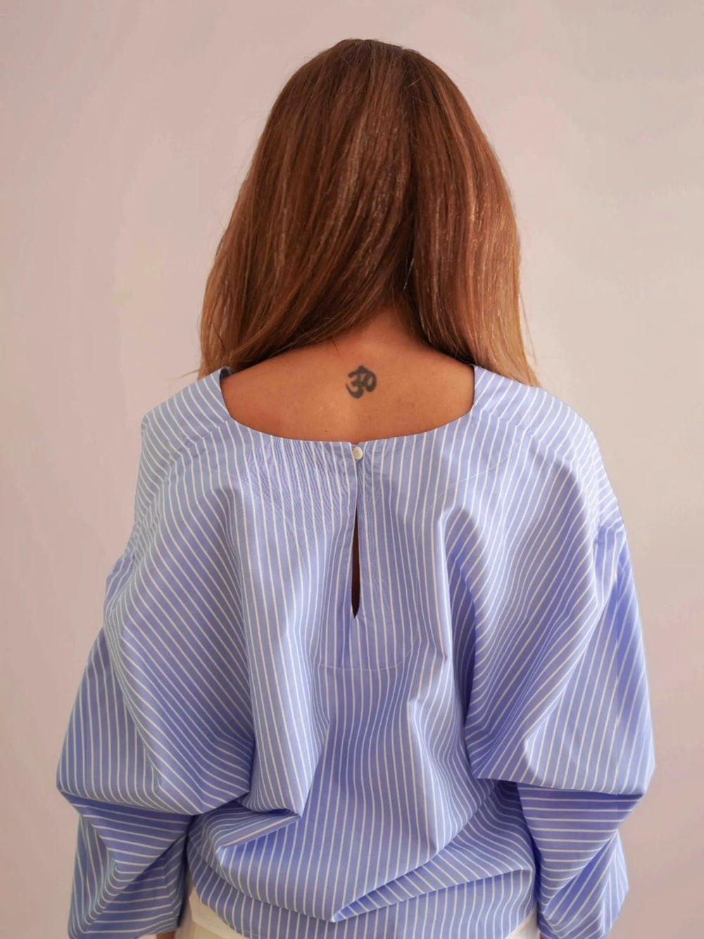 Camisa Periplo ANARIAS Atelier — detalle de cierre posterior con botón en escote en V