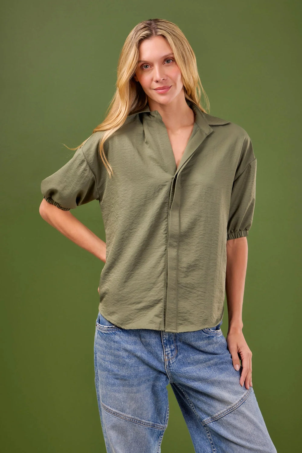 Camisa Potencia ANARIAS Atelier — detalle de cuello camisero y manga con resorte, color Ivory