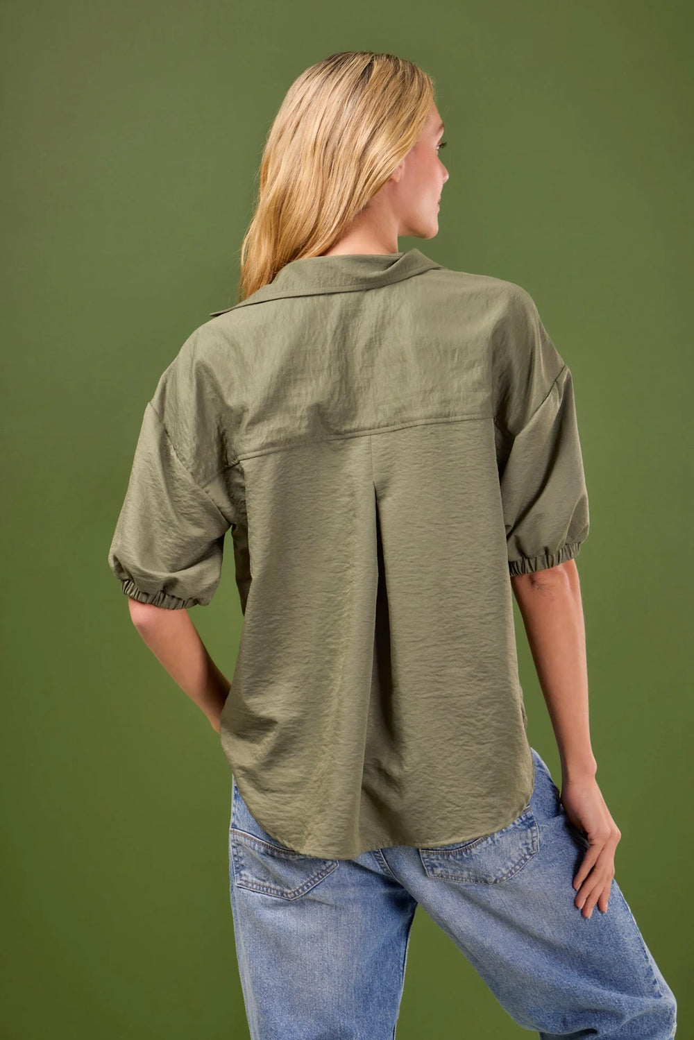 Camisa Potencia ANARIAS Atelier — detalle de prense trasero y caída del tejido con leve brillo