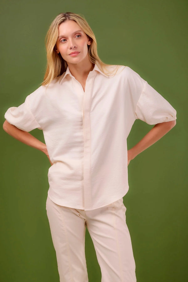 Camisa Potencia ANARIAS Atelier en color Ivory — vista frontal, manga corta con resorte y abotonadura escondida
