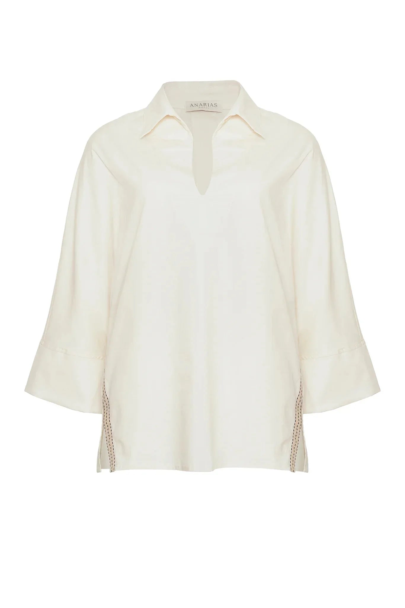 Camisa Relajada ANARIAS Atelier — plano editorial con detalle de cuello camisero y escote en V