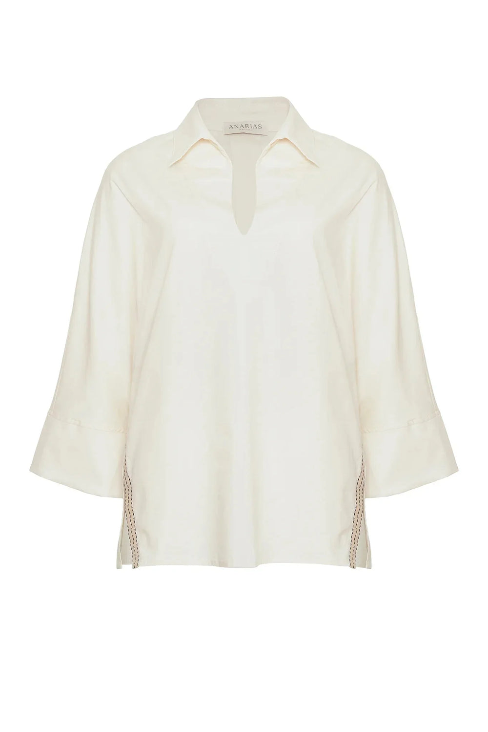 Camisa Relajada ANARIAS Atelier — plano editorial con detalle de cuello camisero y escote en V