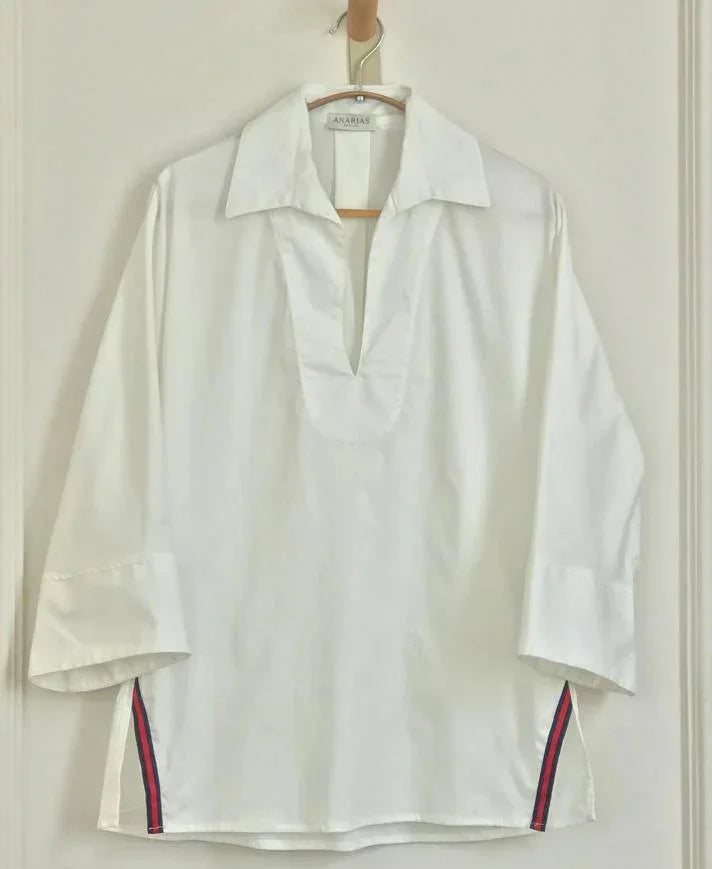 Camisa Relajada ANARIAS Atelier — detalle de abertura lateral con cinta diagonal decorativa